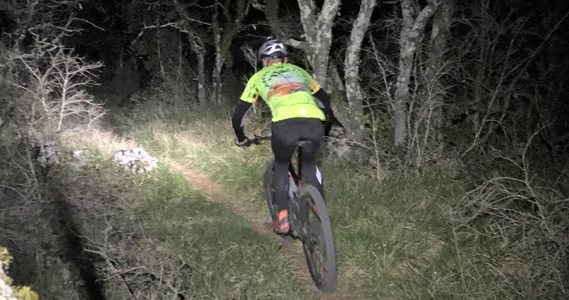 Yvan à l' entrainement en nocturne sur son terrain de jeu avec sa EXR1700 Free Ride